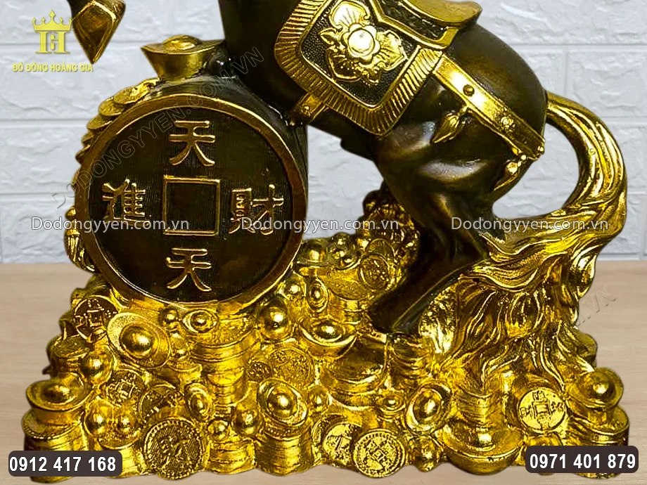 Hai ch&acirc;n sau của ngựa trụ vững tr&ecirc;n đế tiền v&agrave;ng